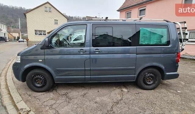 Серый Фольксваген Мультиван, объемом двигателя 2.5 л и пробегом 370 тыс. км за 12000 $, фото 2 на Automoto.ua