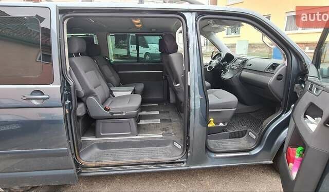 Серый Фольксваген Мультиван, объемом двигателя 2.5 л и пробегом 370 тыс. км за 12000 $, фото 8 на Automoto.ua