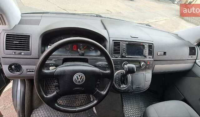 Серый Фольксваген Мультиван, объемом двигателя 2.5 л и пробегом 370 тыс. км за 12000 $, фото 4 на Automoto.ua