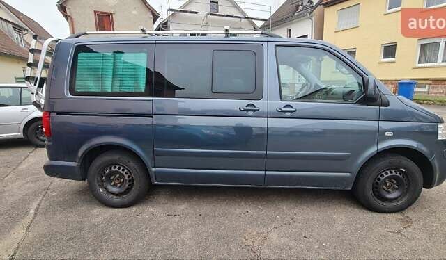 Серый Фольксваген Мультиван, объемом двигателя 2.5 л и пробегом 370 тыс. км за 12000 $, фото 1 на Automoto.ua