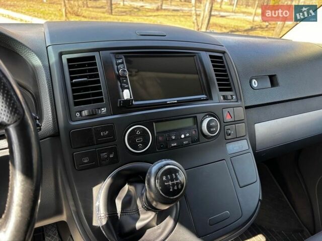 Серый Фольксваген Мультиван, объемом двигателя 2.5 л и пробегом 348 тыс. км за 11990 $, фото 19 на Automoto.ua