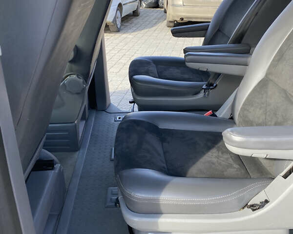 Серый Фольксваген Мультиван, объемом двигателя 2.46 л и пробегом 360 тыс. км за 13000 $, фото 24 на Automoto.ua