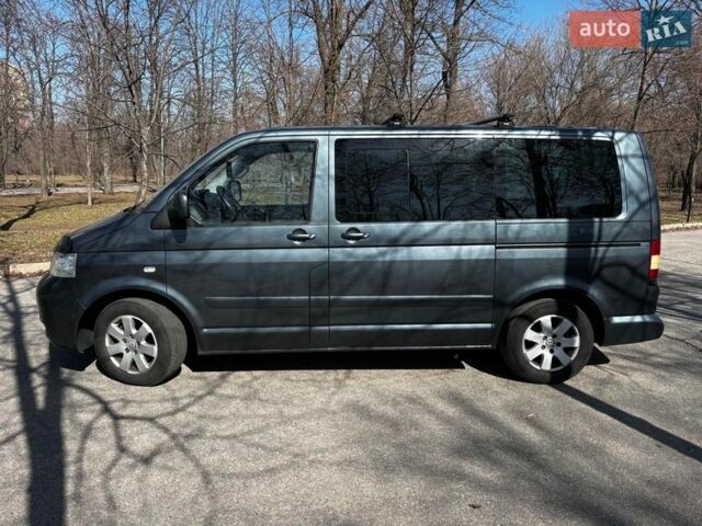 Серый Фольксваген Мультиван, объемом двигателя 2.5 л и пробегом 348 тыс. км за 11990 $, фото 3 на Automoto.ua