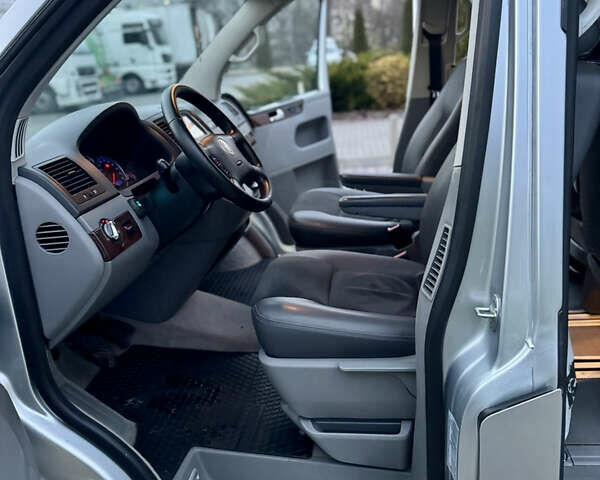 Сірий Фольксваген Мультиван, об'ємом двигуна 2.5 л та пробігом 357 тис. км за 13750 $, фото 23 на Automoto.ua