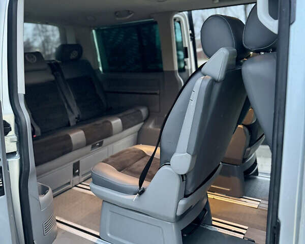 Серый Фольксваген Мультиван, объемом двигателя 2.5 л и пробегом 359 тыс. км за 16999 $, фото 12 на Automoto.ua