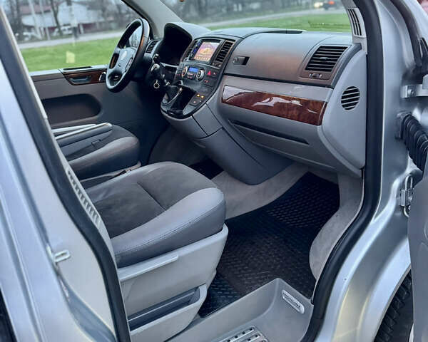 Сірий Фольксваген Мультиван, об'ємом двигуна 2.5 л та пробігом 357 тис. км за 13750 $, фото 14 на Automoto.ua