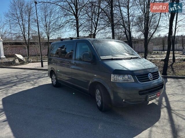 Серый Фольксваген Мультиван, объемом двигателя 2.5 л и пробегом 348 тыс. км за 11990 $, фото 2 на Automoto.ua