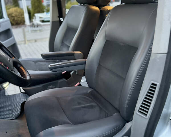 Сірий Фольксваген Мультиван, об'ємом двигуна 2.5 л та пробігом 357 тис. км за 13750 $, фото 22 на Automoto.ua