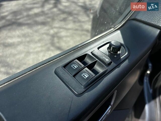 Серый Фольксваген Мультиван, объемом двигателя 2.5 л и пробегом 348 тыс. км за 11990 $, фото 17 на Automoto.ua