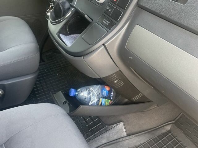 Серый Фольксваген Мультиван, объемом двигателя 2.5 л и пробегом 348 тыс. км за 11500 $, фото 8 на Automoto.ua