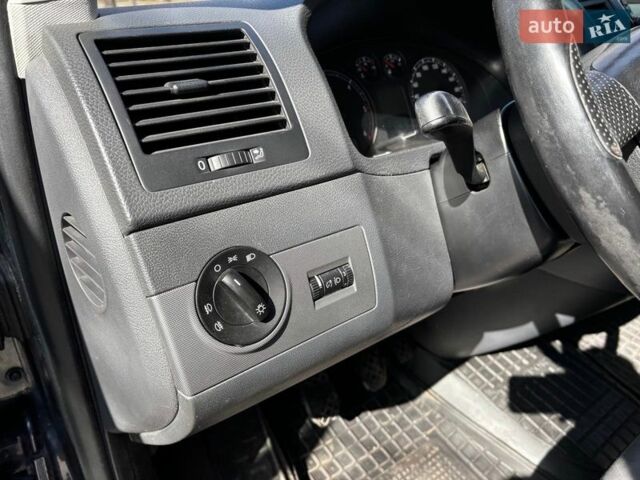 Серый Фольксваген Мультиван, объемом двигателя 2.5 л и пробегом 348 тыс. км за 11990 $, фото 18 на Automoto.ua