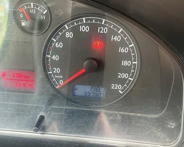 Серый Фольксваген Мультиван, объемом двигателя 2.5 л и пробегом 348 тыс. км за 11500 $, фото 19 на Automoto.ua