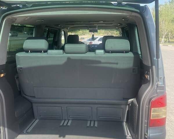 Серый Фольксваген Мультиван, объемом двигателя 2.5 л и пробегом 348 тыс. км за 11500 $, фото 3 на Automoto.ua