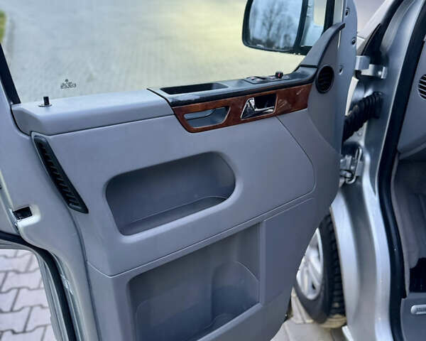 Сірий Фольксваген Мультиван, об'ємом двигуна 2.5 л та пробігом 357 тис. км за 13750 $, фото 19 на Automoto.ua