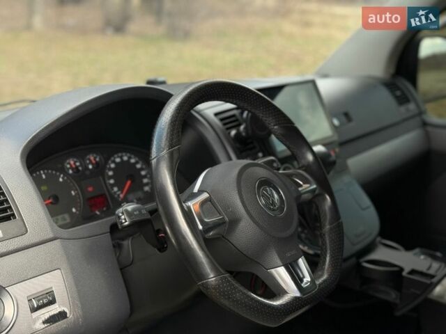 Серый Фольксваген Мультиван, объемом двигателя 2.5 л и пробегом 320 тыс. км за 12990 $, фото 5 на Automoto.ua