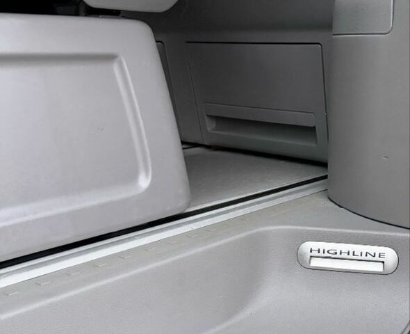 Сірий Фольксваген Мультиван, об'ємом двигуна 2.5 л та пробігом 356 тис. км за 12100 $, фото 23 на Automoto.ua