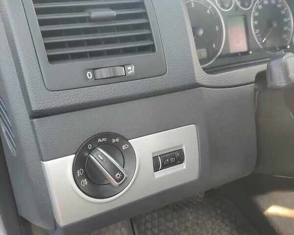 Сірий Фольксваген Мультиван, об'ємом двигуна 2.5 л та пробігом 170 тис. км за 16000 $, фото 11 на Automoto.ua