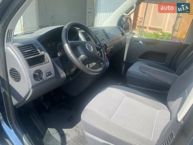 Сірий Фольксваген Мультиван, об'ємом двигуна 2.5 л та пробігом 280 тис. км за 15500 $, фото 7 на Automoto.ua
