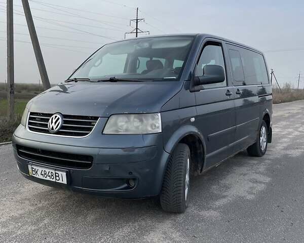 Сірий Фольксваген Мультиван, об'ємом двигуна 2.5 л та пробігом 500 тис. км за 10500 $, фото 2 на Automoto.ua