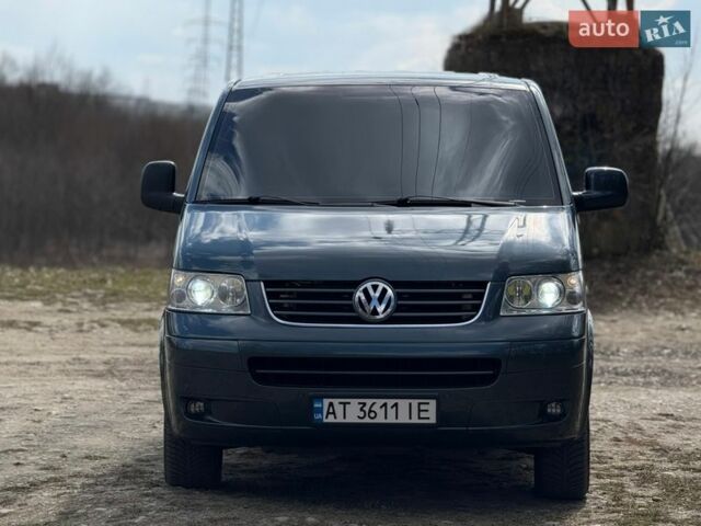 Серый Фольксваген Мультиван, объемом двигателя 2.5 л и пробегом 320 тыс. км за 12990 $, фото 1 на Automoto.ua