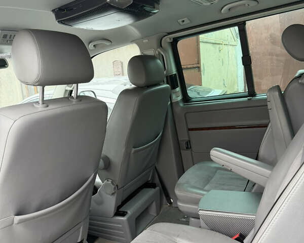 Сірий Фольксваген Мультиван, об'ємом двигуна 2.46 л та пробігом 350 тис. км за 15500 $, фото 4 на Automoto.ua