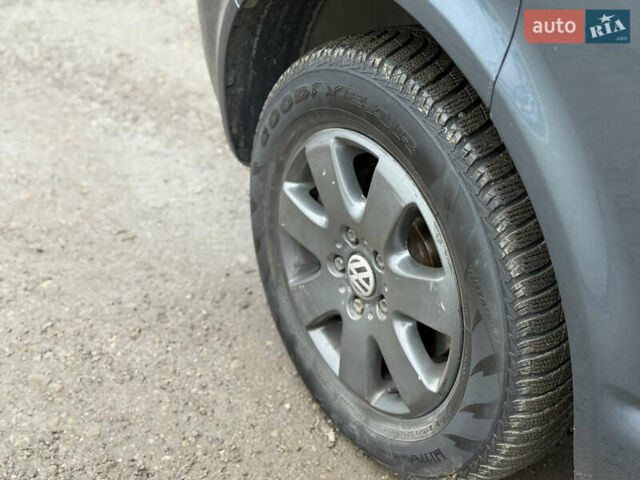 Серый Фольксваген Мультиван, объемом двигателя 2.5 л и пробегом 322 тыс. км за 14350 $, фото 5 на Automoto.ua