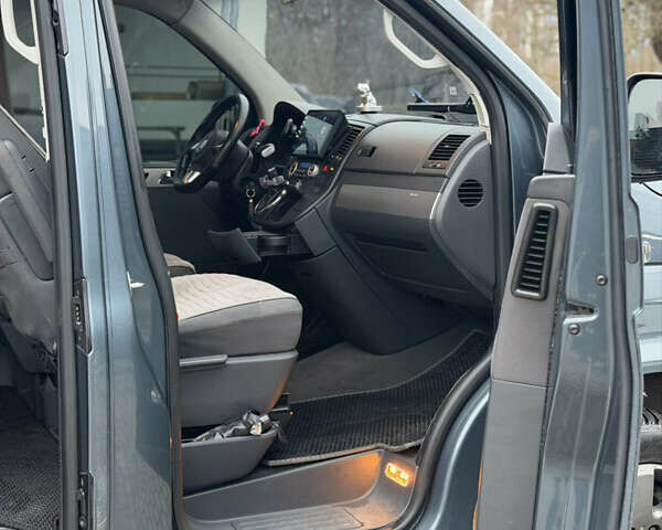 Сірий Фольксваген Мультиван, об'ємом двигуна 2.46 л та пробігом 322 тис. км за 16000 $, фото 10 на Automoto.ua