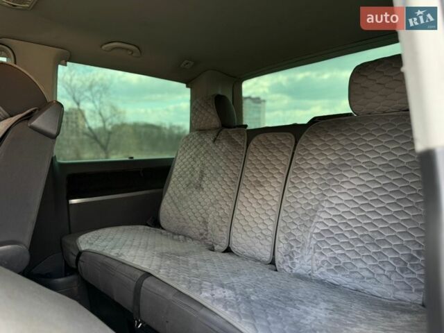 Серый Фольксваген Мультиван, объемом двигателя 2.5 л и пробегом 320 тыс. км за 12990 $, фото 10 на Automoto.ua
