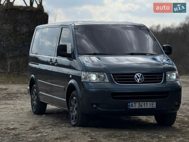 Серый Фольксваген Мультиван, объемом двигателя 2.5 л и пробегом 320 тыс. км за 12990 $, фото 2 на Automoto.ua