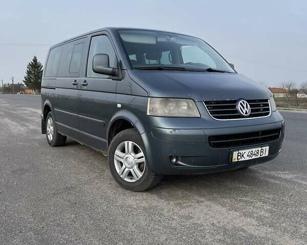 Сірий Фольксваген Мультиван, об'ємом двигуна 2.5 л та пробігом 500 тис. км за 10500 $, фото 1 на Automoto.ua