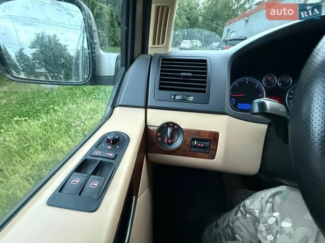 Сірий Фольксваген Мультиван, об'ємом двигуна 2.5 л та пробігом 225 тис. км за 16500 $, фото 23 на Automoto.ua
