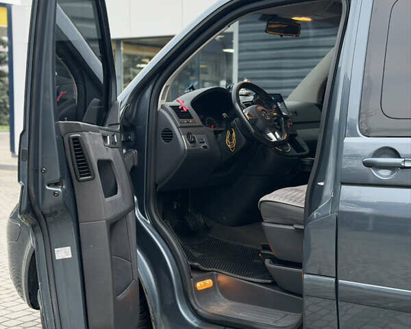 Сірий Фольксваген Мультиван, об'ємом двигуна 2.46 л та пробігом 322 тис. км за 16000 $, фото 8 на Automoto.ua