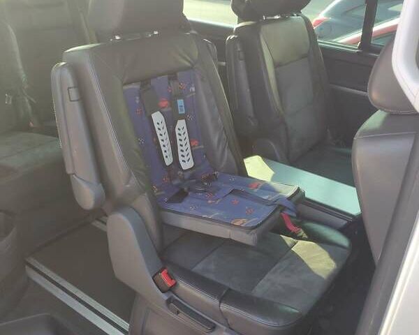 Сірий Фольксваген Мультиван, об'ємом двигуна 2.5 л та пробігом 170 тис. км за 16000 $, фото 2 на Automoto.ua