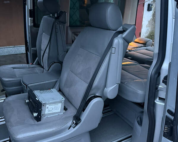 Сірий Фольксваген Мультиван, об'ємом двигуна 2.46 л та пробігом 350 тис. км за 15500 $, фото 5 на Automoto.ua