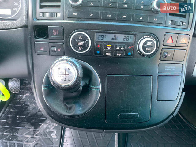 Серый Фольксваген Мультиван, объемом двигателя 2.46 л и пробегом 308 тыс. км за 12890 $, фото 22 на Automoto.ua