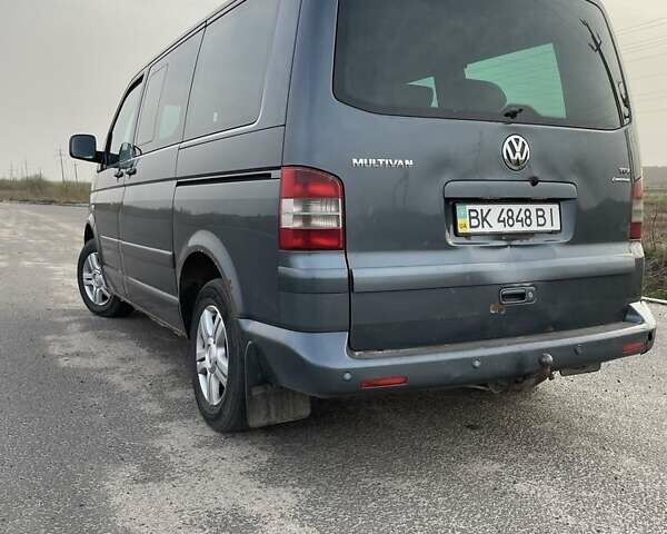 Сірий Фольксваген Мультиван, об'ємом двигуна 2.5 л та пробігом 500 тис. км за 10500 $, фото 4 на Automoto.ua