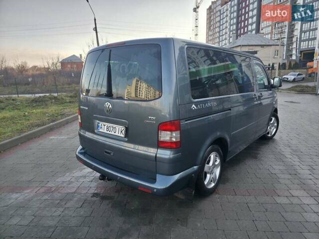 Серый Фольксваген Мультиван, объемом двигателя 2.5 л и пробегом 270 тыс. км за 14000 $, фото 3 на Automoto.ua