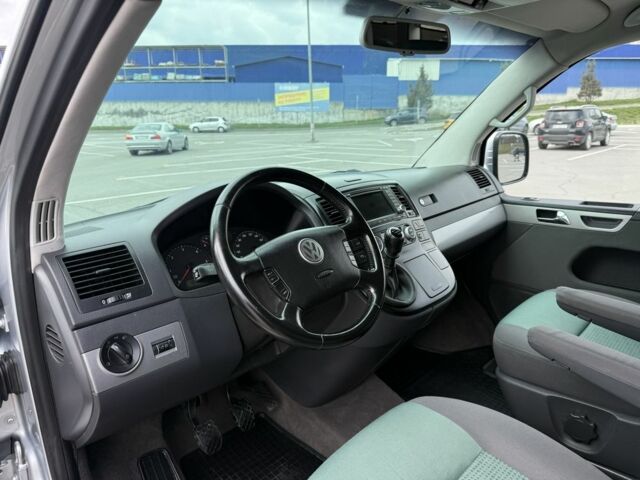 Серый Фольксваген Мультиван, объемом двигателя 2.5 л и пробегом 260 тыс. км за 13800 $, фото 8 на Automoto.ua