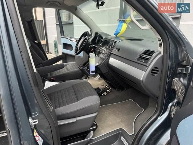 Серый Фольксваген Мультиван, объемом двигателя 2.5 л и пробегом 270 тыс. км за 14000 $, фото 9 на Automoto.ua