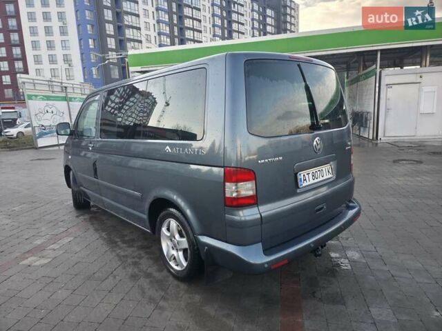 Серый Фольксваген Мультиван, объемом двигателя 2.5 л и пробегом 270 тыс. км за 14000 $, фото 4 на Automoto.ua