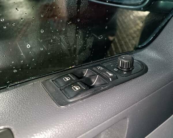 Сірий Фольксваген Мультиван, об'ємом двигуна 2.5 л та пробігом 450 тис. км за 8750 $, фото 10 на Automoto.ua