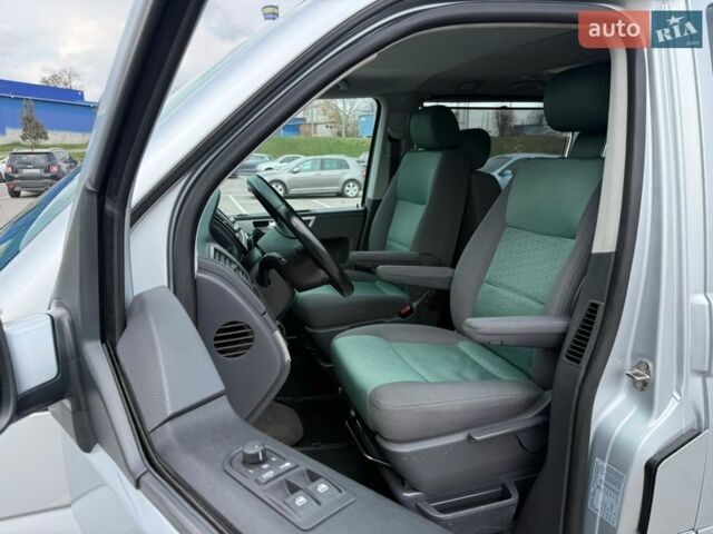 Серый Фольксваген Мультиван, объемом двигателя 2.5 л и пробегом 260 тыс. км за 13800 $, фото 16 на Automoto.ua
