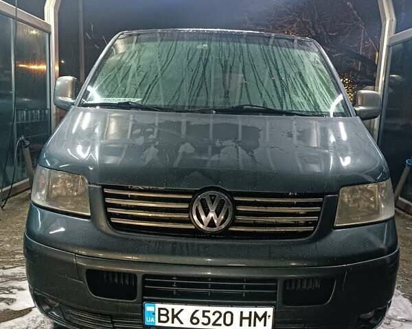 Сірий Фольксваген Мультиван, об'ємом двигуна 2.5 л та пробігом 450 тис. км за 8750 $, фото 3 на Automoto.ua