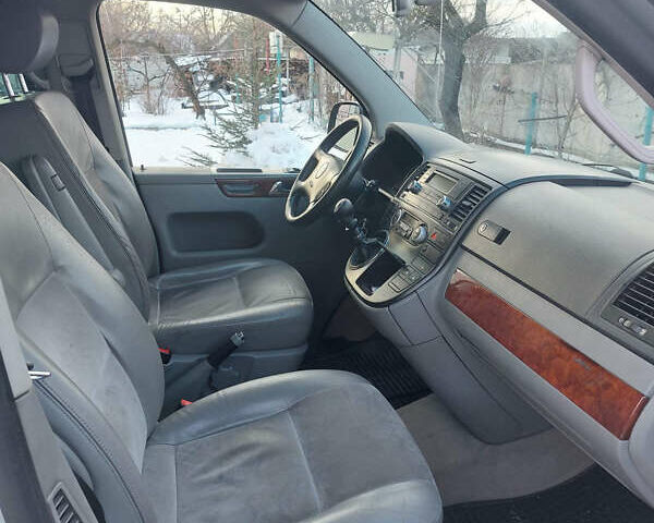 Серый Фольксваген Мультиван, объемом двигателя 3.2 л и пробегом 367 тыс. км за 12000 $, фото 2 на Automoto.ua