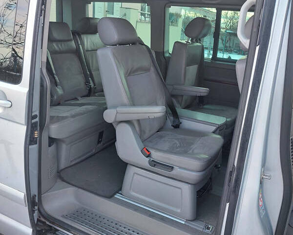 Серый Фольксваген Мультиван, объемом двигателя 3.2 л и пробегом 367 тыс. км за 12000 $, фото 3 на Automoto.ua