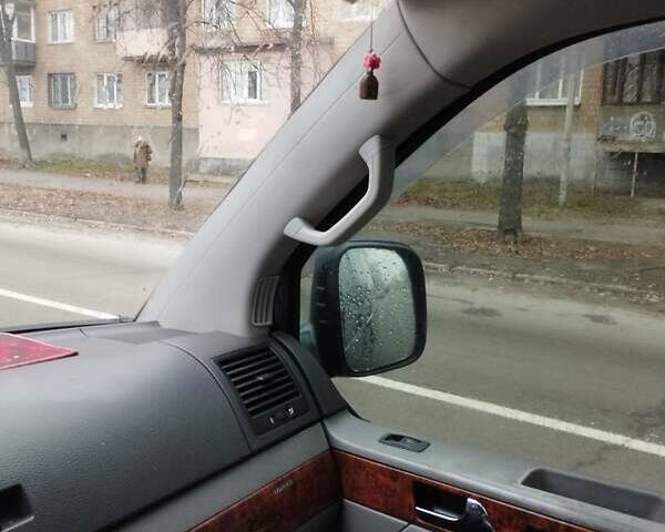 Серый Фольксваген Мультиван, объемом двигателя 2.46 л и пробегом 390 тыс. км за 11500 $, фото 7 на Automoto.ua