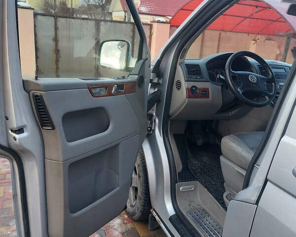 Серый Фольксваген Мультиван, объемом двигателя 3.2 л и пробегом 367 тыс. км за 12000 $, фото 4 на Automoto.ua