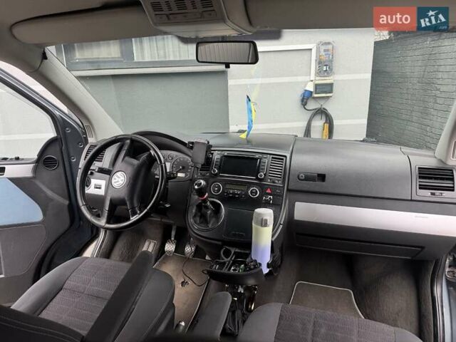 Серый Фольксваген Мультиван, объемом двигателя 2.5 л и пробегом 270 тыс. км за 14000 $, фото 7 на Automoto.ua