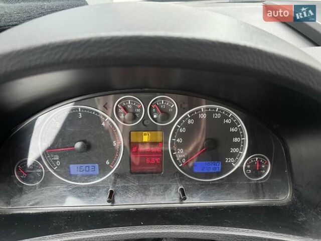 Серый Фольксваген Мультиван, объемом двигателя 2.5 л и пробегом 270 тыс. км за 14000 $, фото 12 на Automoto.ua