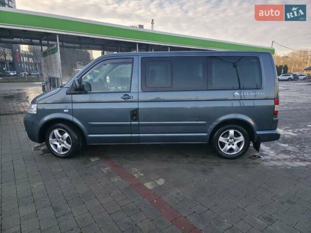 Серый Фольксваген Мультиван, объемом двигателя 2.5 л и пробегом 270 тыс. км за 14000 $, фото 1 на Automoto.ua